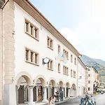 Youth Hostel *